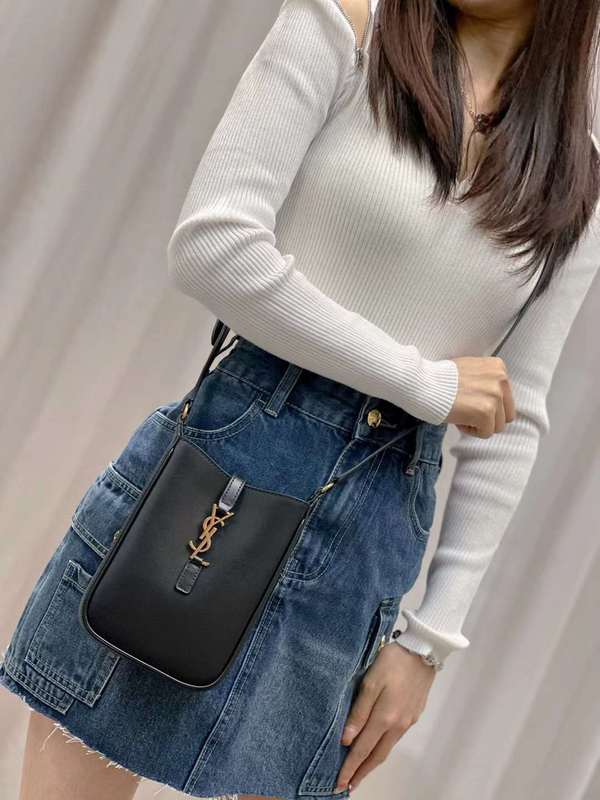 Yves Saint Laurent Atelier Signature Handbag