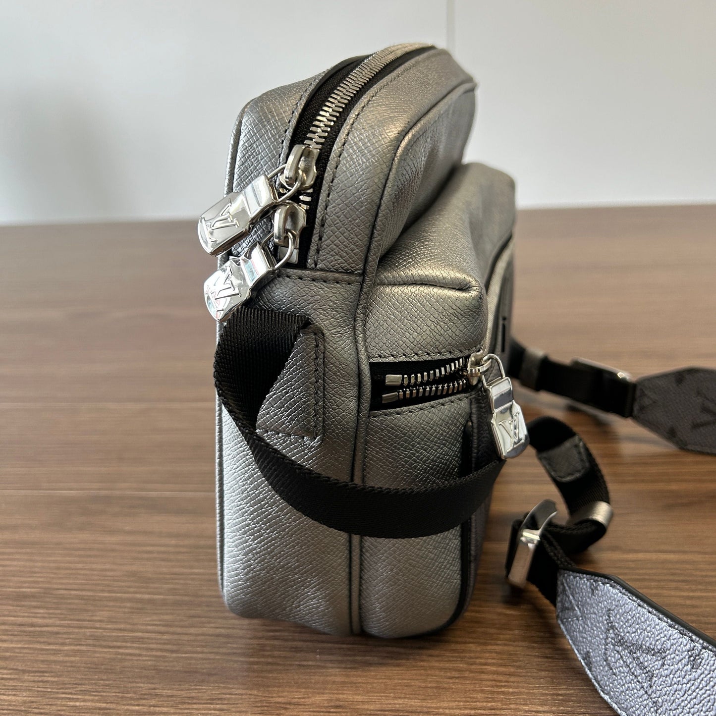 LOUIS VUITTON Taigarama Outdoor Messenger Gunmetal LB121404