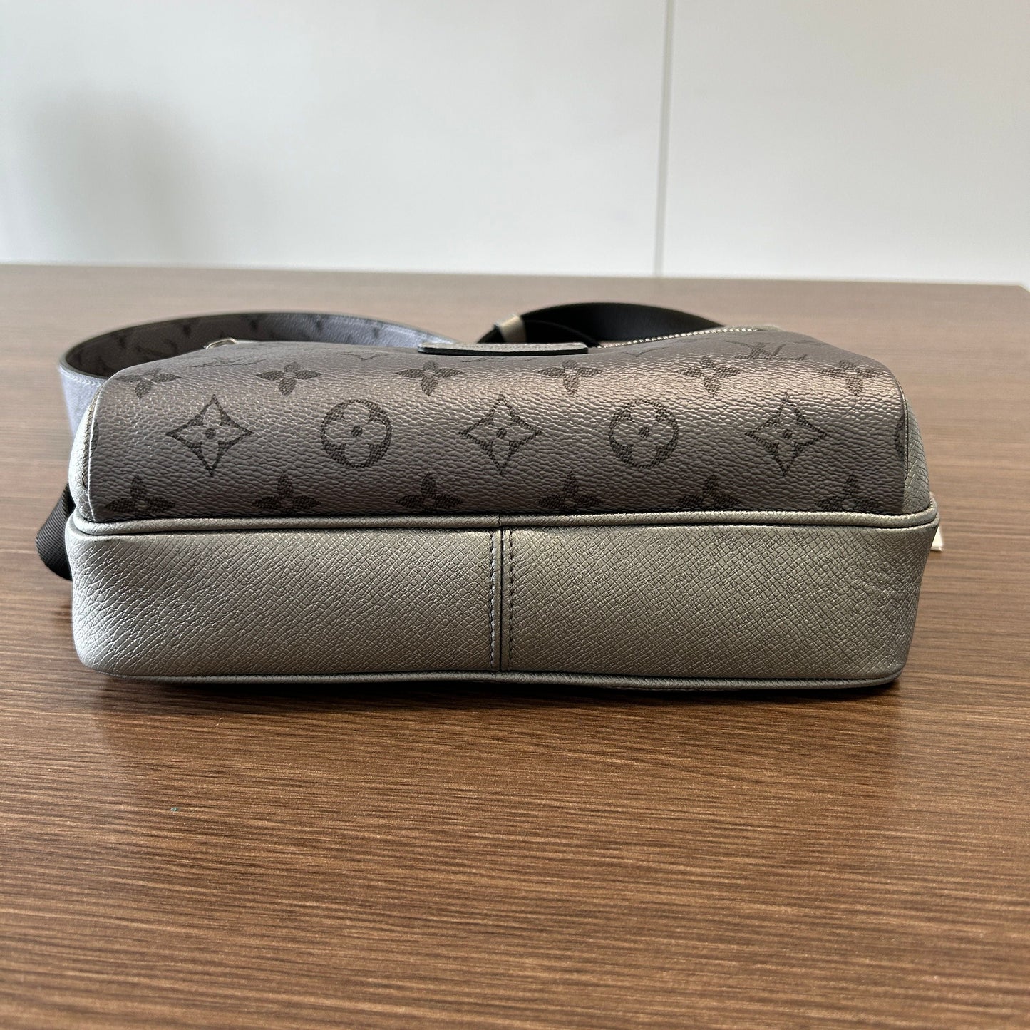 LOUIS VUITTON Taigarama Outdoor Messenger Gunmetal LB121404