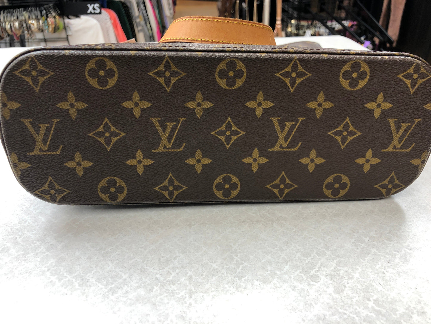 Handbag Luxury Designer By Louis Vuitton Size: Large