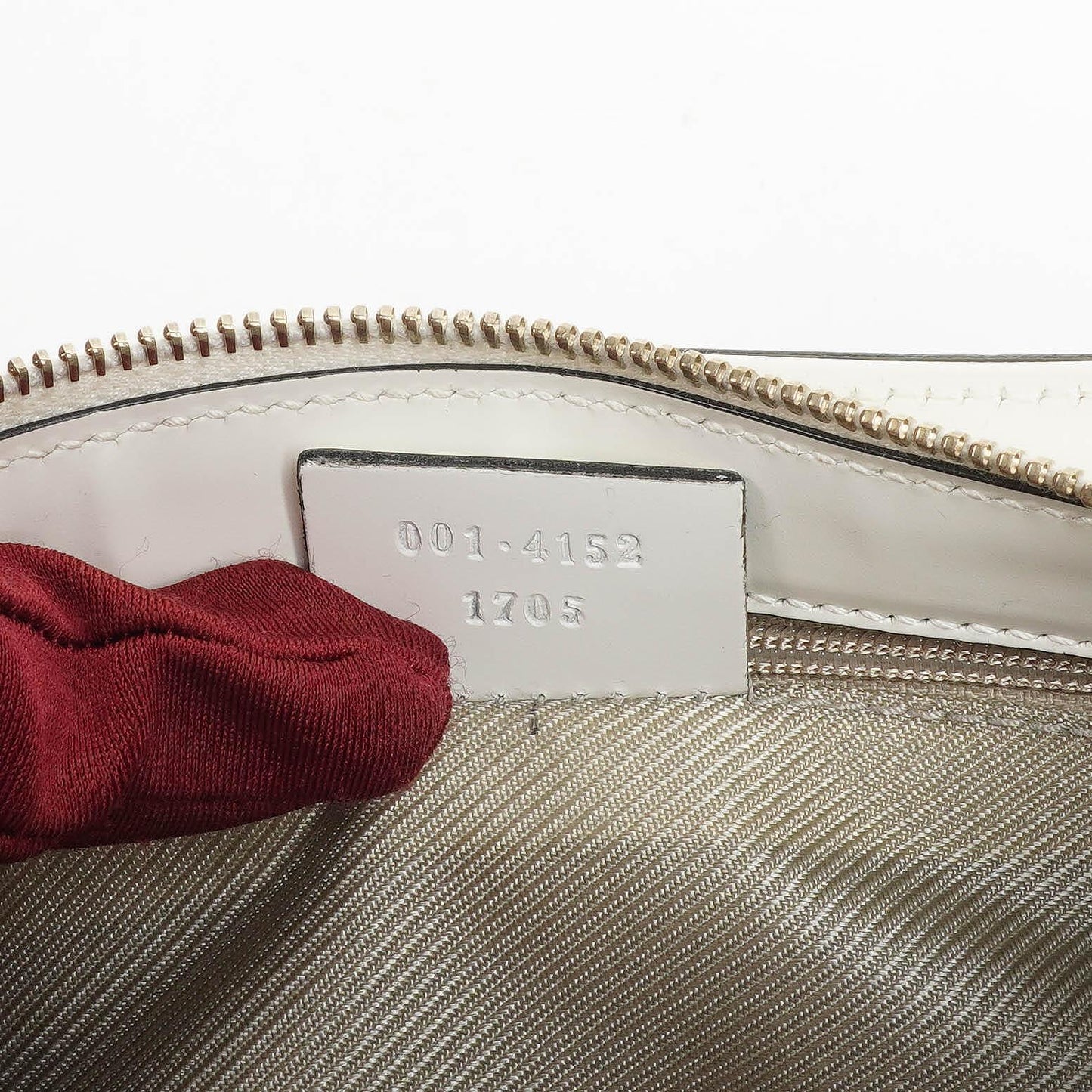 Gucci Microguccissima Pochette in White Leather