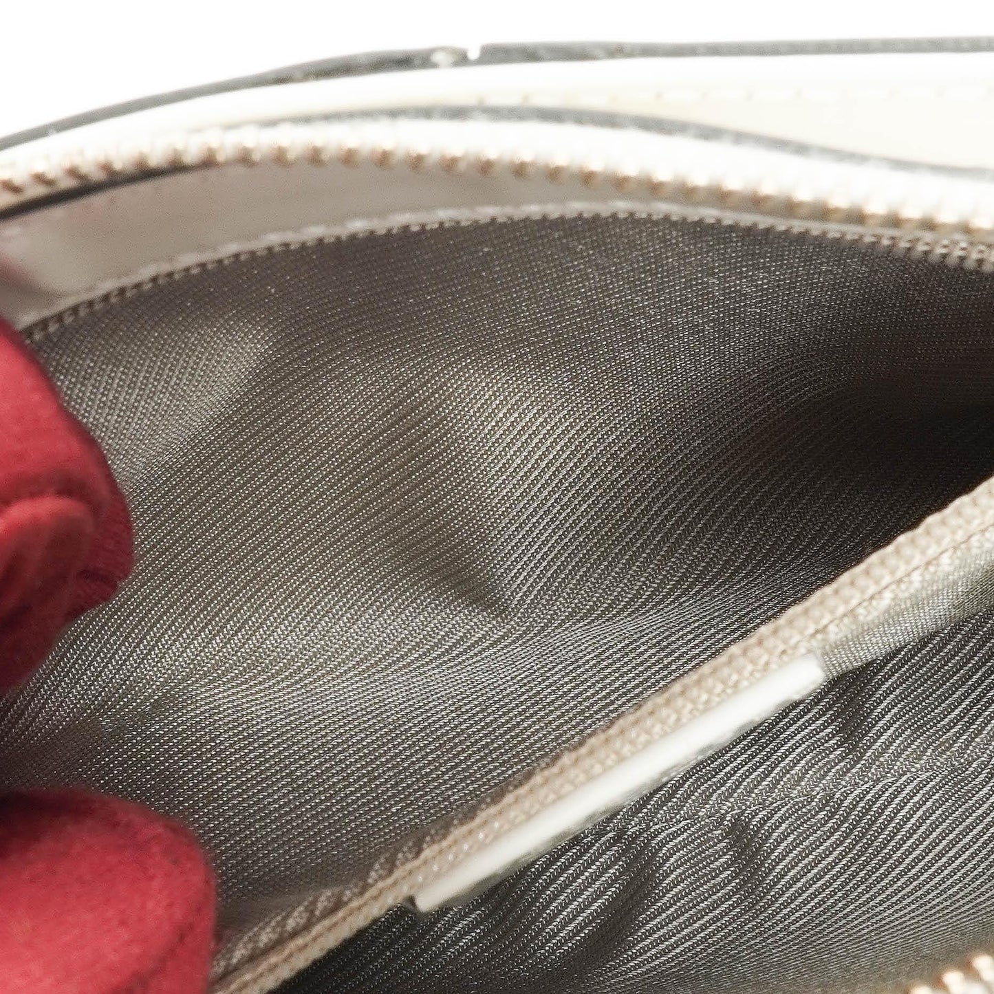 Gucci Microguccissima Pochette in White Leather