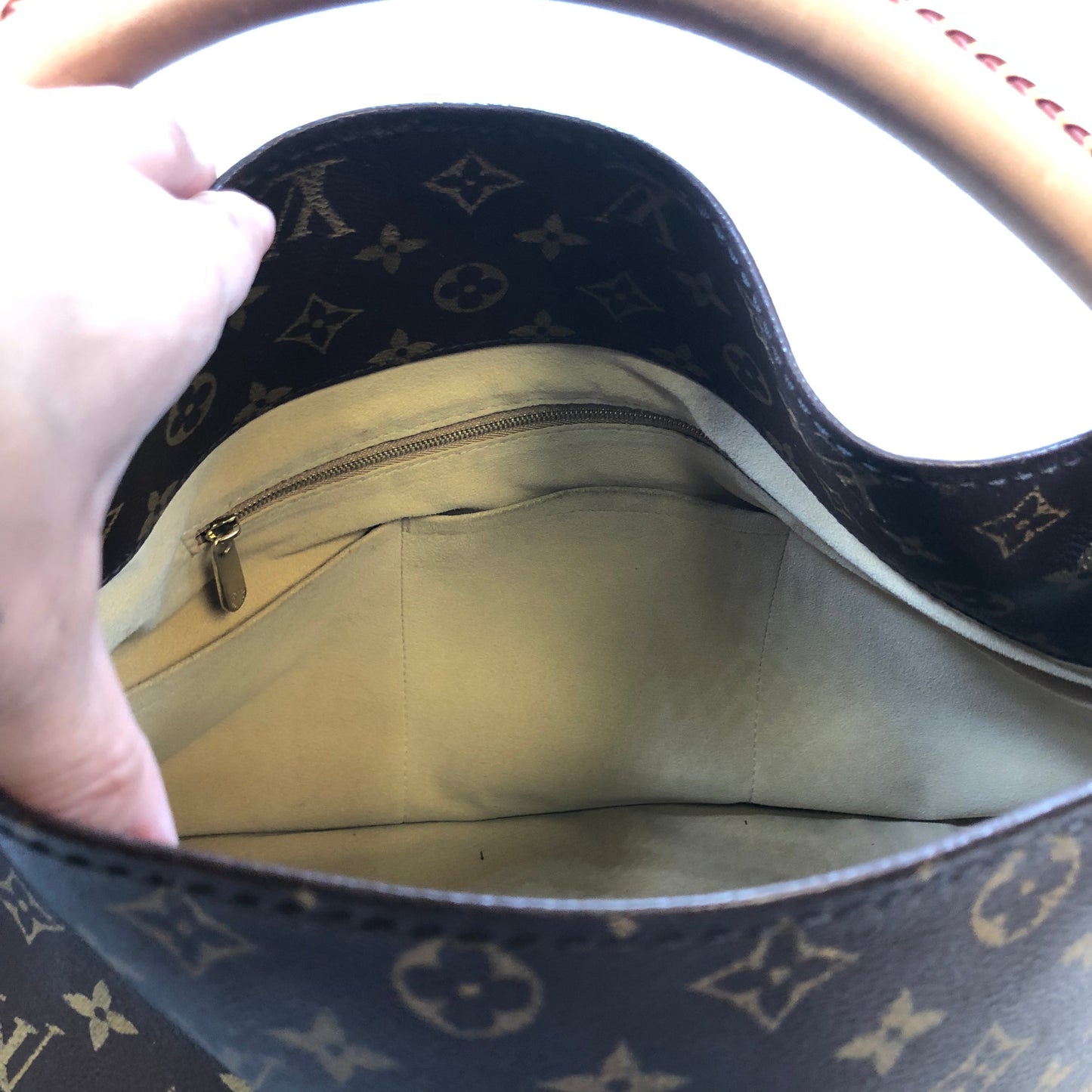 Handbag Designer By Louis Vuitton Size: Large