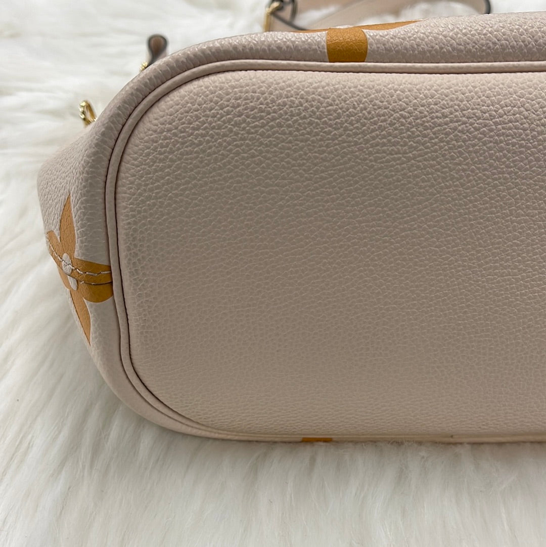 Handbag Luxury Designer By Louis Vuitton Size: Medium