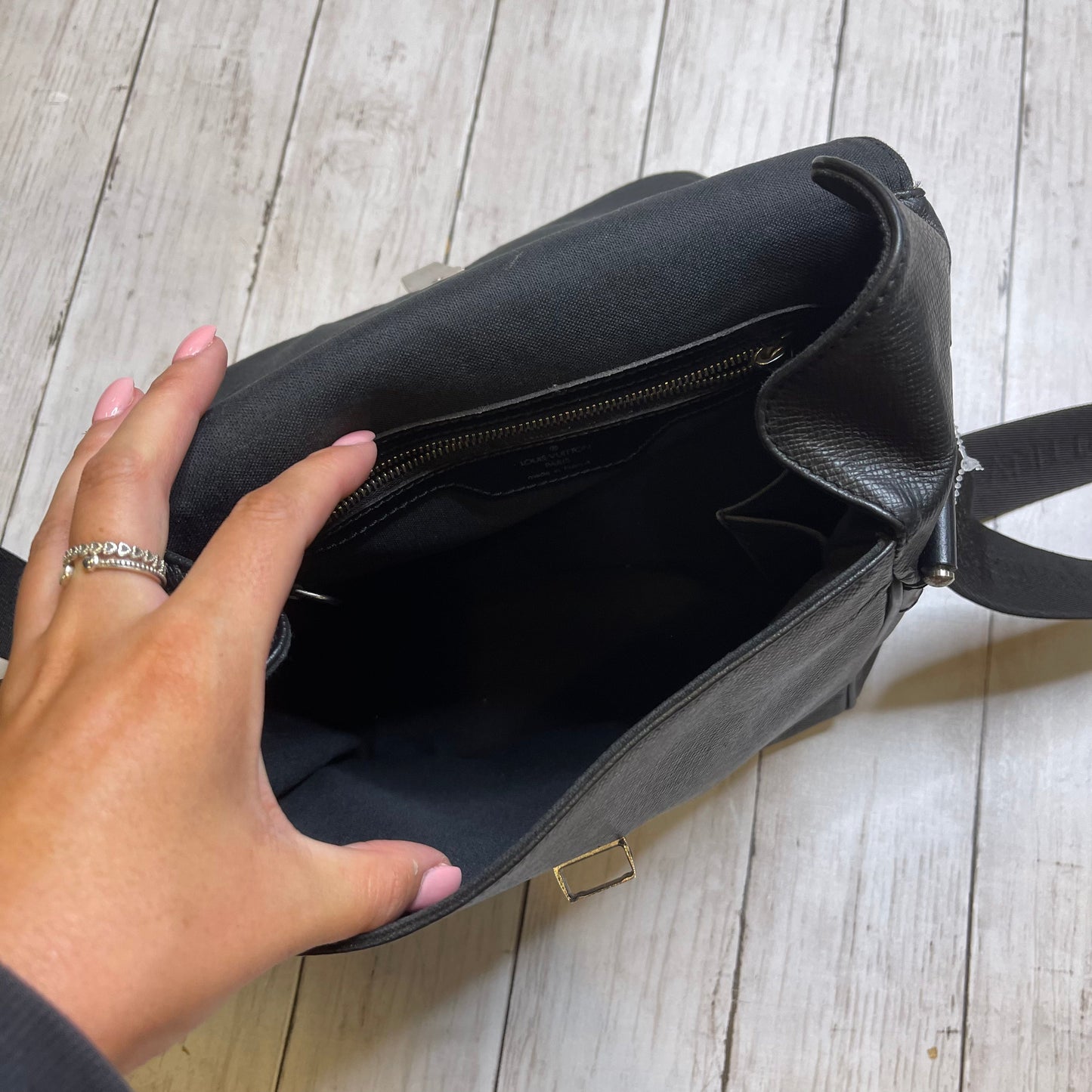 Handbag Luxury Designer By Louis Vuitton Size: Medium