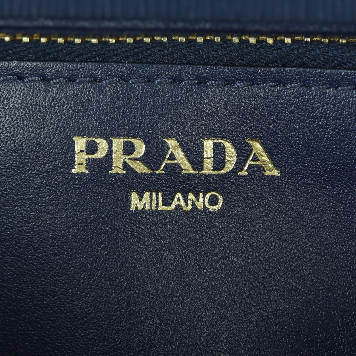 Prada Vitello Move Wallet on Chain