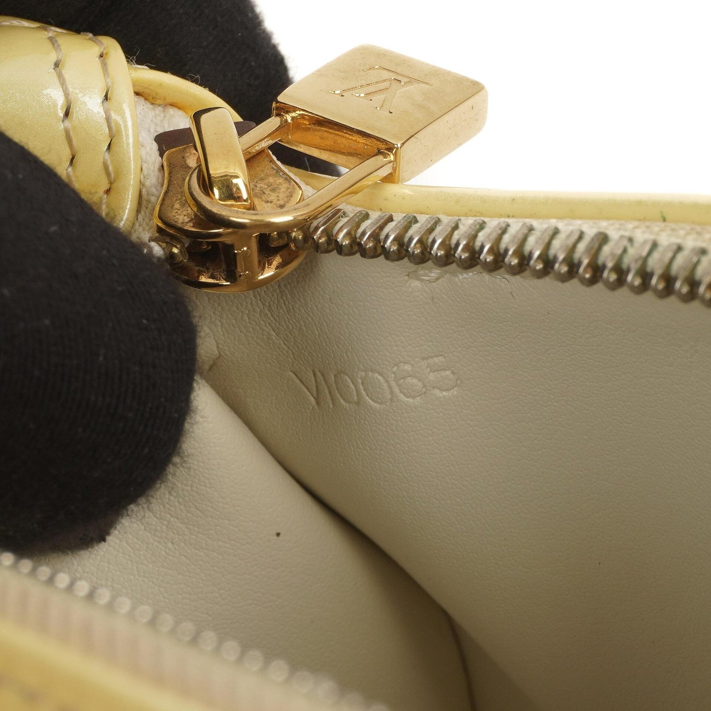 Louis Vuitton Papillon 30 Bedford Perle Monogram Vernis Leather Handbag