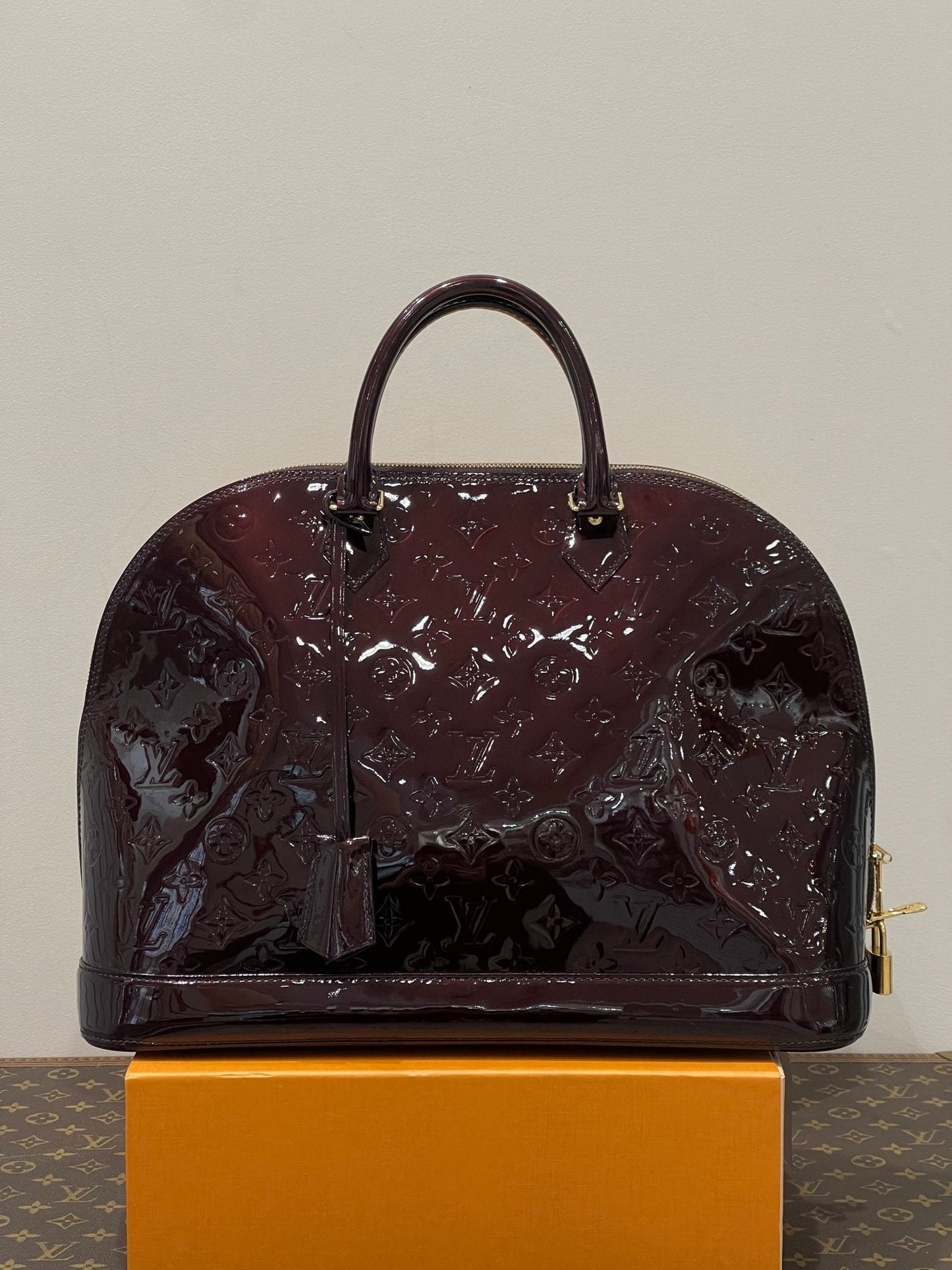 Louis Vuitton - Sac Alma cuir empreintes verni