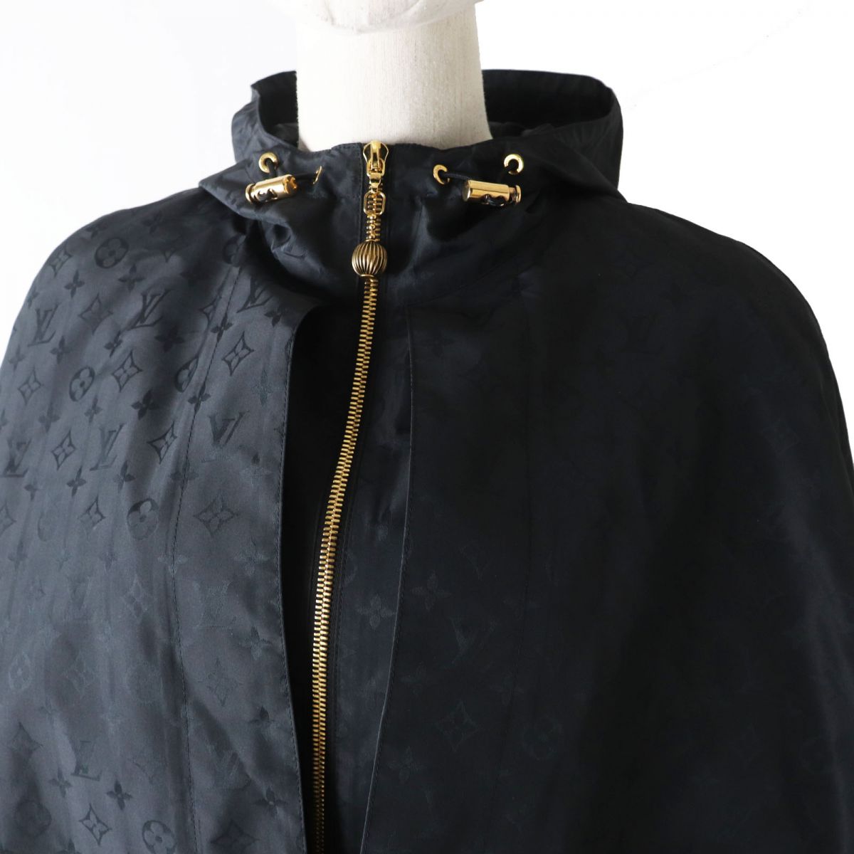 LOUIS VUITTON poncho Outer: 53% polyester, Outer: 47% silk, Lining: 100% cotton Black Monogram Pattern Women 34