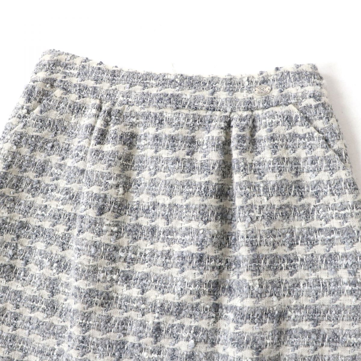 CHANEL skirt Main: 50% wool, Main: 25% nylon, Main: 15% rayon, Main: 10% cashmere, Lining: 100% silk Light gray x white x glitter (tweed) Women 34