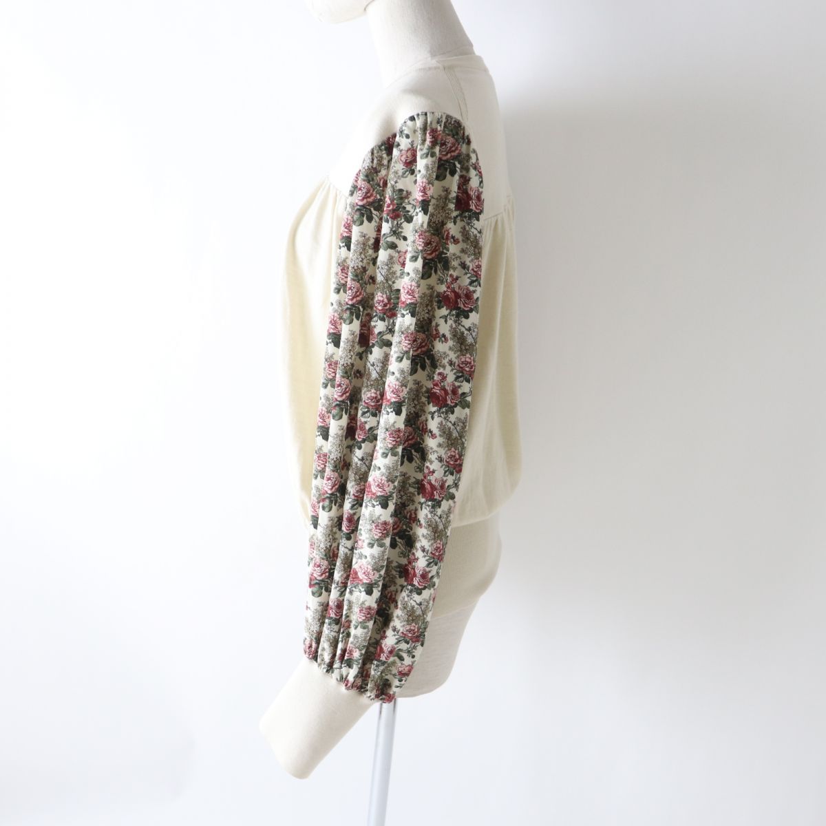 LOUIS VUITTON knit Main: 33% wool, Main: 32% cashmere, Main: 28% silk, Main: 5% nylon, Main: 2% polyurethane, Part: 100% silk Light beige x multicolor (flower print) Women M