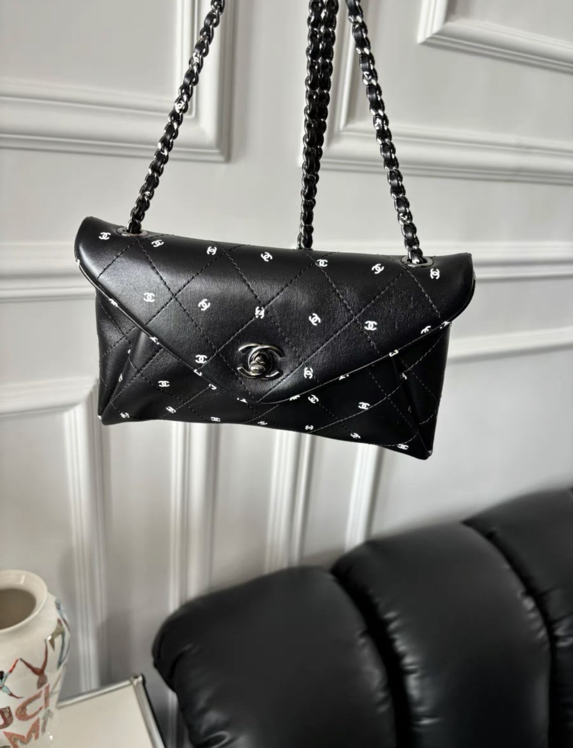 Chanel22 black logo envelope bag