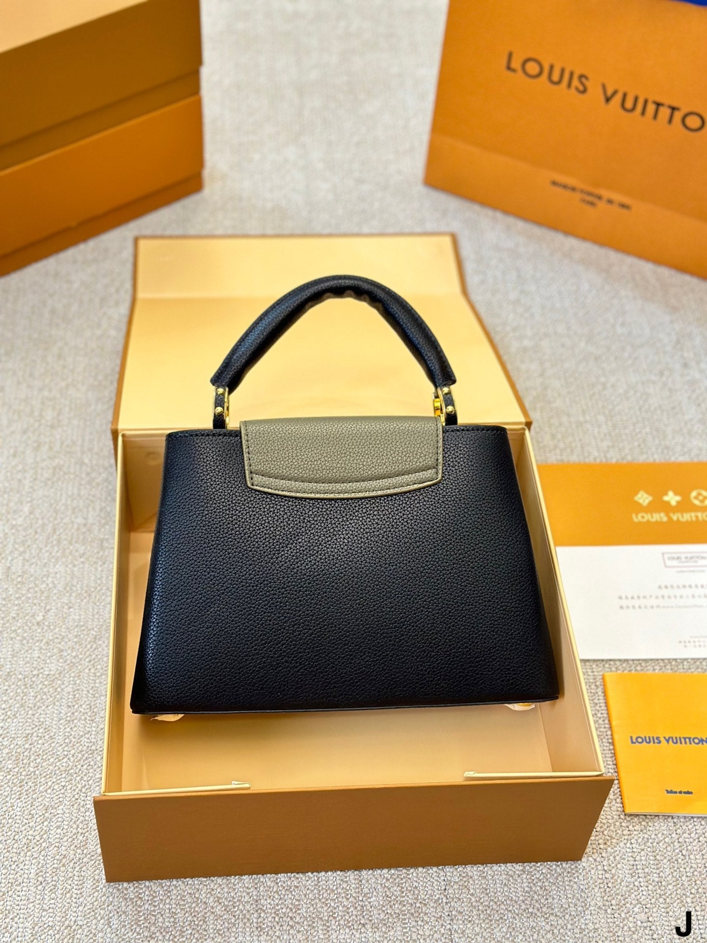 Louis Vuitton Capucines Handbag( 27cm)