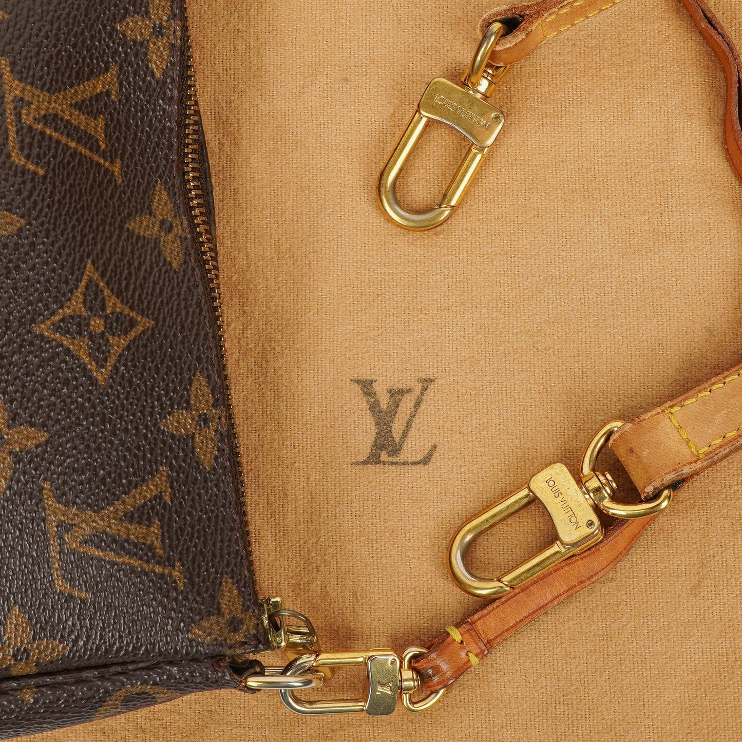 Pochette Accessoires Louis Vuitton Monogram Canvas Clutch Bag