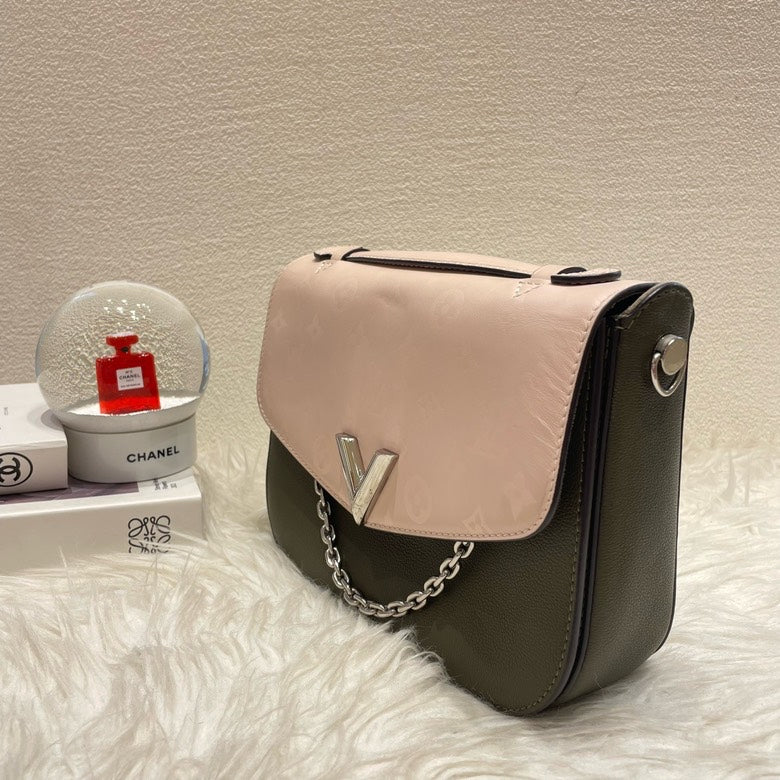 HB11268Louis Vuitton messenger bag