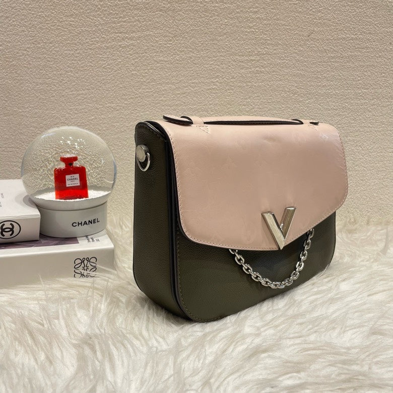 HB11268Louis Vuitton messenger bag