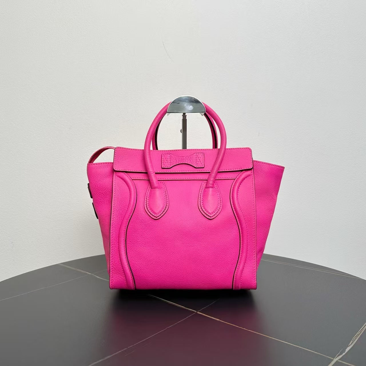 Luxury CELINE Luggage Tote Bag in Pink Leather -