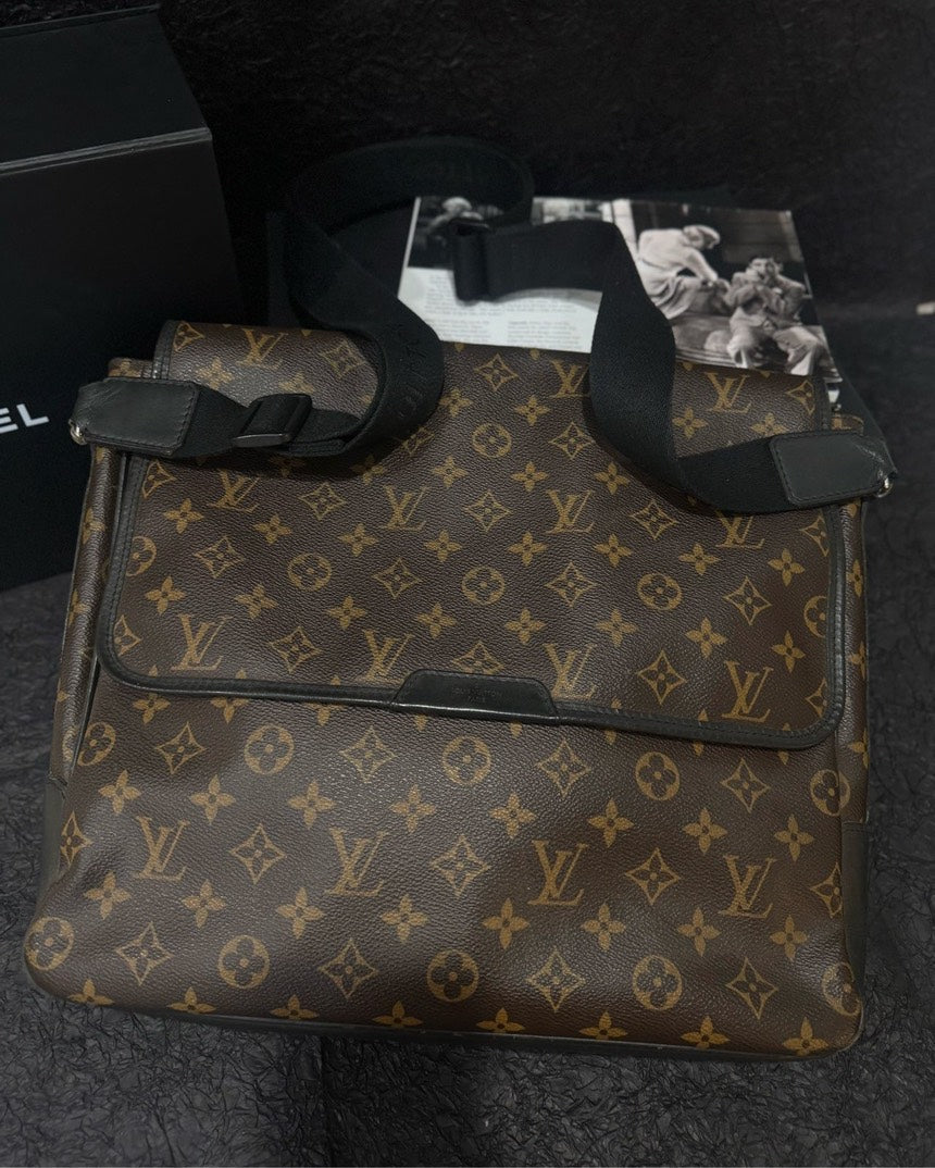 LOUIS VUITTON Classic   Monogram Brown Crossbody Messenger Bag