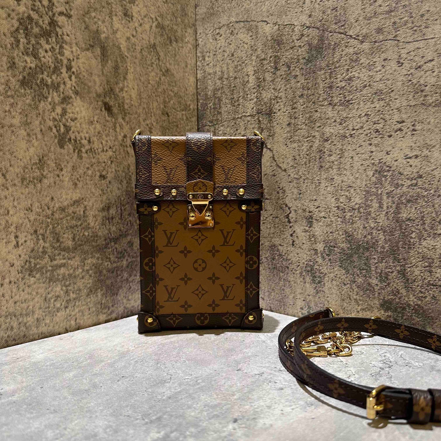 ???Louis Vuitton trunk vertical phone bag(microchip)