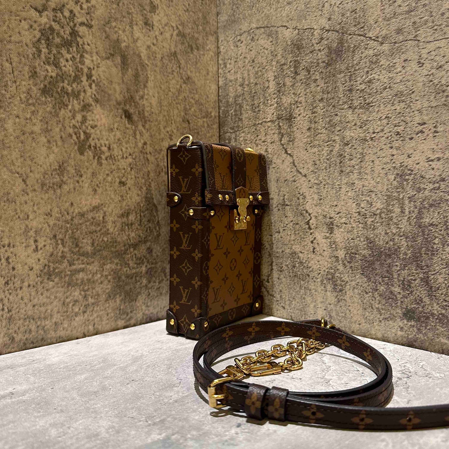 ??Louis Vuitton trunk vertical phone bag (microchip)