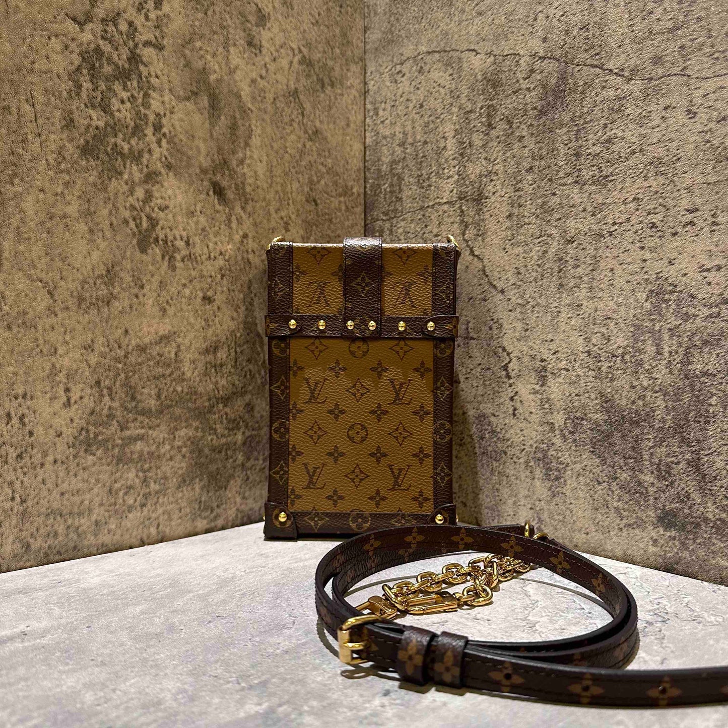 ??Louis Vuitton trunk vertical phone bag (microchip)