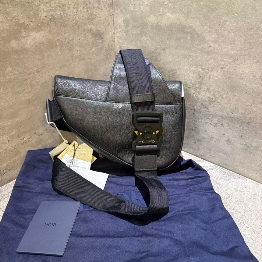 ?????Un  Dior full leather saddle bag