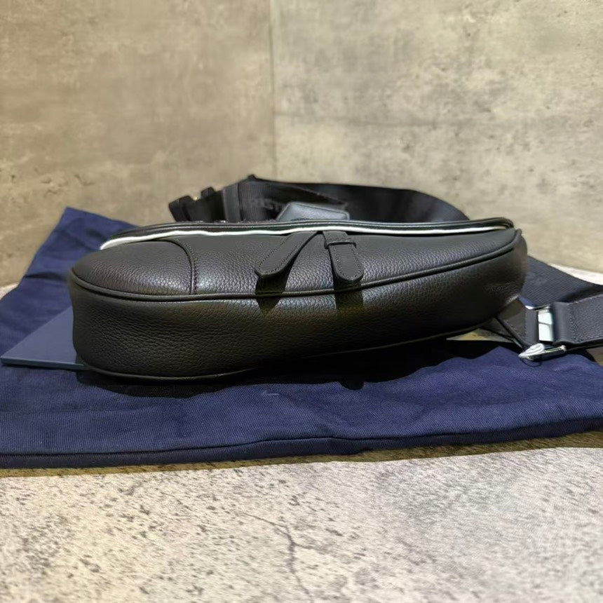?????Un  Dior full leather saddle bag