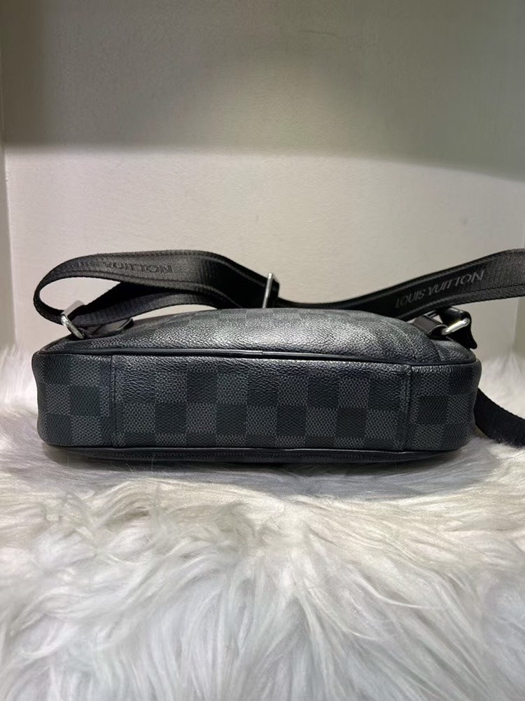 Louis Vuitton Damier Graphite Canvas Messenger Bag in Black