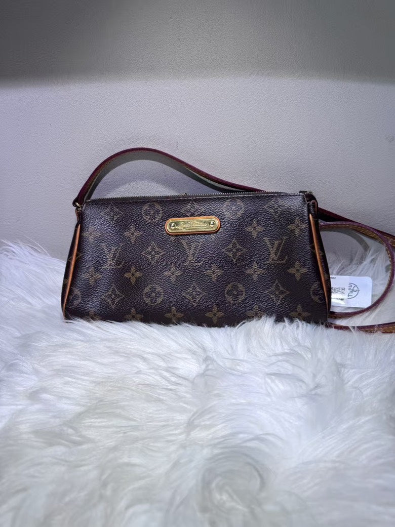 Louis Vuitton Monogram Pouchette Brown Shoulder Bag