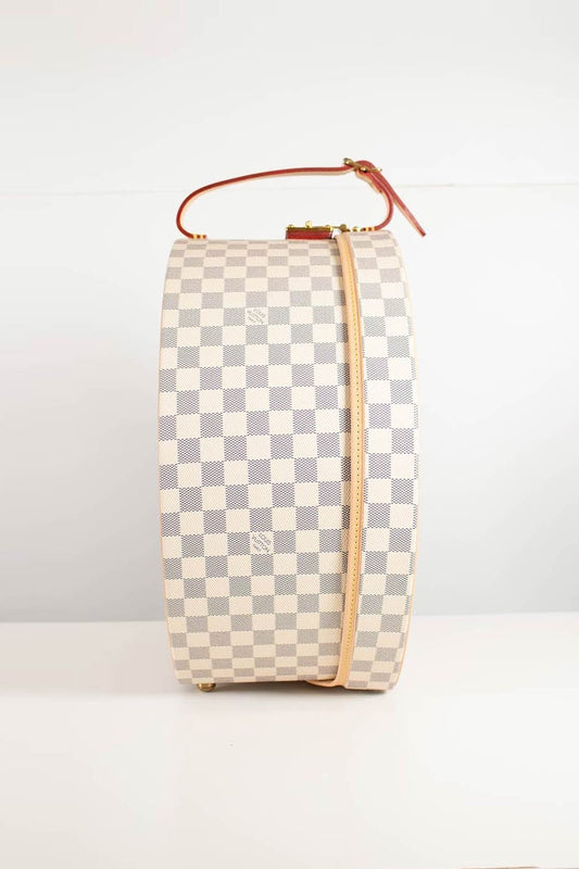 LOUIS VUITTON Damier Azur canvas Boite Chapeaux Hat Box 40 with natural cowhide leather, adjustable top handle and polished brass hardware. Handbag