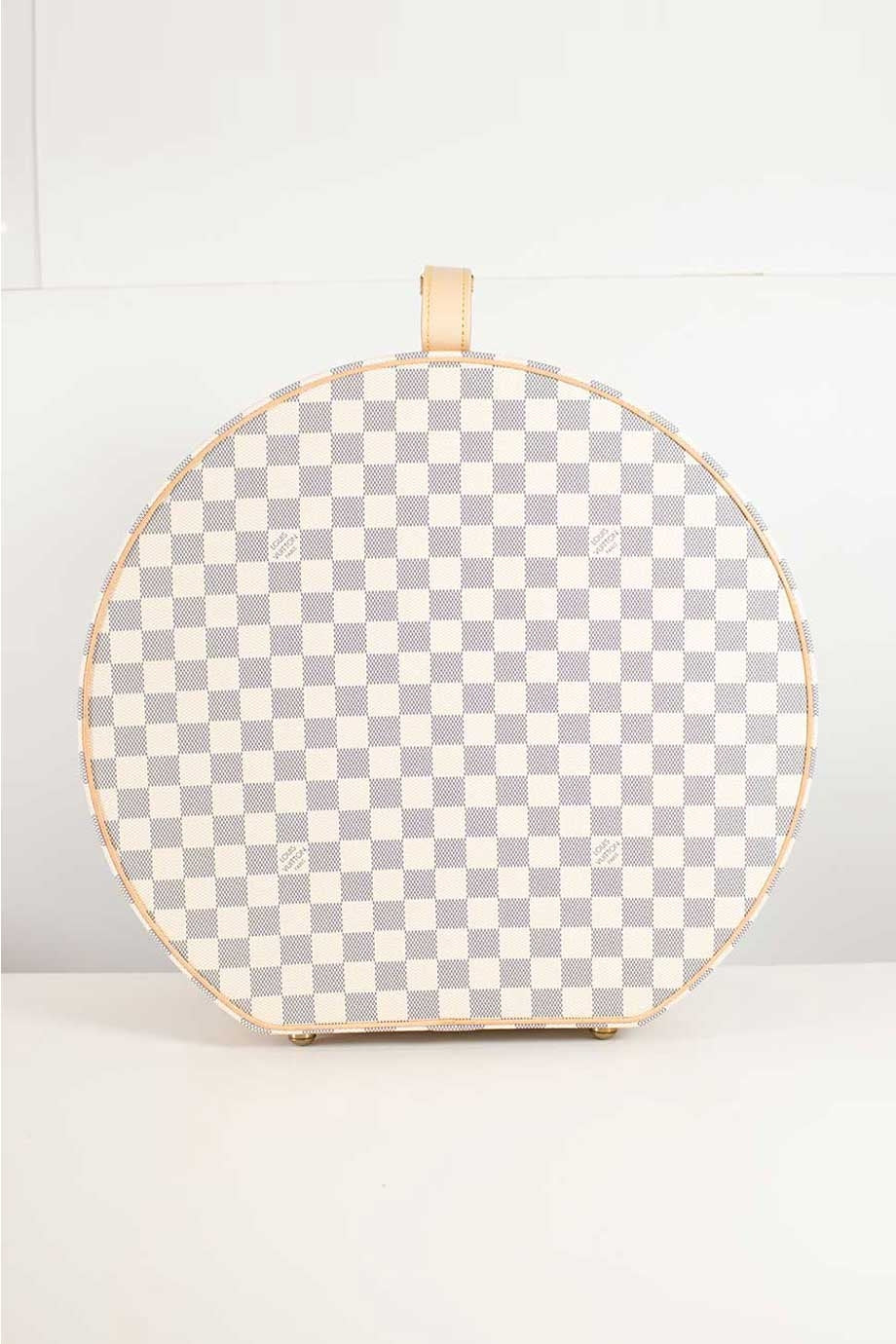LOUIS VUITTON Damier Azur canvas Boite Chapeaux Hat Box 40 with natural cowhide leather, adjustable top handle and polished brass hardware. Handbag